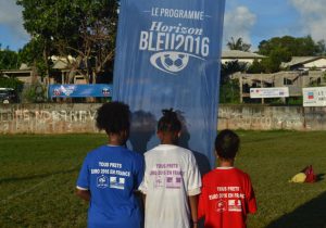 Les Mahoraises fières de leur Tee-shirt "Tous prêts!" qui pourrait les emmener assister à des matchs de l'Euro 2016 en métropole