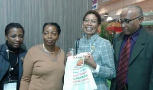 La ministre des Outre-mer George Pau-Langevin sur le stand de Mayotte au salon de l'agriculture