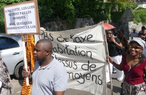 Manif fiscalité pancartes
