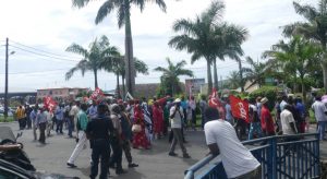 Manifestants tour rond point