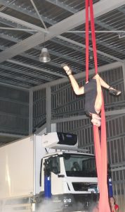 Numéro aérien devant les engins de l'entreprise