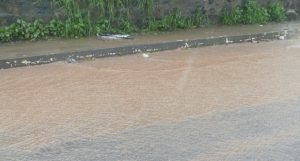 L'eau dévale rapidement  les collines