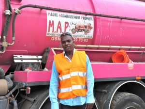 Tanchiki Maore devant un de ses camions de vidange