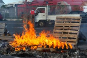 Des barrages pour une grève dure du BTP à La Réunion (Photo: JIR)