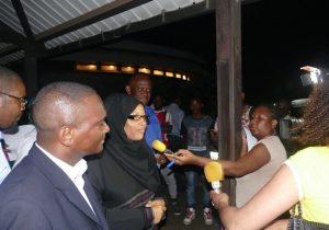 Conférence de presse nocturne improvisée avec lecture de la motion par Roukia Lahadji