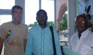 Deux professionnels du tourisme entourent Harouna Attoumani