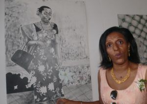 Femme de couleur en noir et blanc, Fatima Ousseni inaugurait cette 5ème édition d'"Arts contemporains Mayotte"