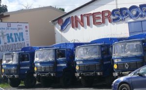 En attente devant le magasin Inter sport de Kawéni