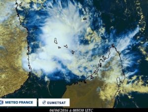 Le système dépressionnaire s'évacue par l'ouest (Image satellite à 11h30 locales)