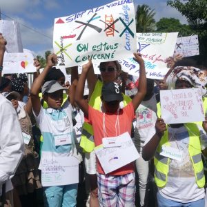 Les enfants entonnent une Marseillaise devant la préfecture