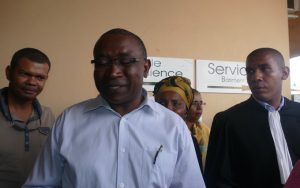 Salim Nahouda et son avocat Elad Chakrina au tribunal