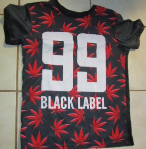 Teeshirt avec des feuilles de cannabis: une procédure pour incitation à l'usage de stupéfiants ouverte