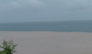 Une vague marron de terre envahit le lagon