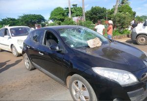 Voiture caillassée en avril 2016 à Doujani