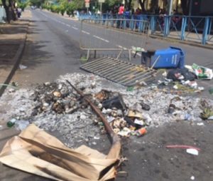 Les restes du barrage érigé à Mamoudzou ce lundi en fin de matinée