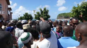 Discussions entre Comoriens place de la République à Mamoudzou sur la suite des événements