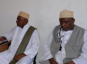 Le Grand-cadi Nourdine Bacar (à droite) et son porte-parole