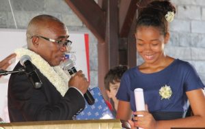 Mohamed Siddi remet leur prix aux dix lauréats mahorais du concours Francojeune 2016