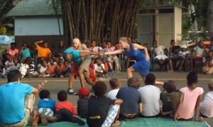 Le jeune public de Mtsabagabeach était attentif lors de la présentation d'un extrait de la pièce
