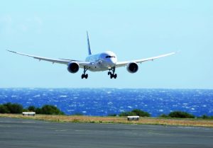 Le Dreamliner se pose pour la 1ère fois sur la piste de La Réunion (Photo: JIR)