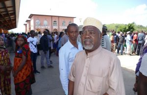 Msaïdie Mohamed entouré des "décasés"