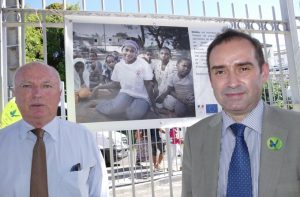 Frédéric Veau (à droite) et Michel Piriou devant l'affiche de la Croix rouge