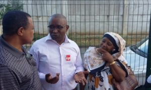 A la sortie du délibéré, Salim Nahouda en compagnie de Mahamoud Aziary venu le soutenir