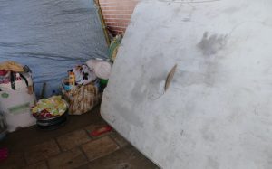 Des matelas souillés photographiés ce 22 juin