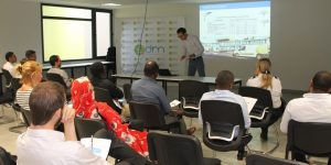 Le directeur d'EDM Yacine Chouabia fait le compte rendu de l'expérimentation de l'éclairage solaire du parking de l'entreprise