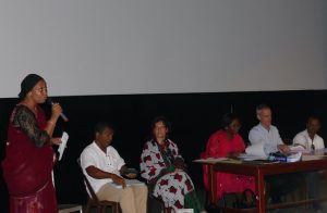 Hidaya Chakrina entourés des rapporteurs des différents ateliers des Réunions thématiques sur la culture