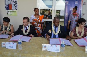 La vice recteur Nathalie Costantini le préfet Frédéric Veau  le président du département Ibrahim Ramadani et Juliette Corré de l'ARS signent la convention