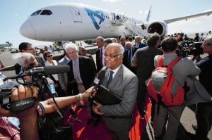 Marie-Joseph Malé à l'arrivée du premier Boeing 787 d'Air Austral dans l'océan Indien