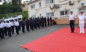 Le préfet aux côtés des policiers dont le corps a été une nouvelle fois touché