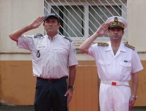 Le préfet Frédéric Veau et le commissaire Philippe Miziniak pendant la Marseillaise