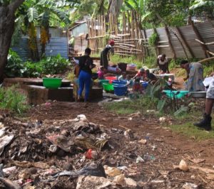 Kardjavenza aucun accès à l'eau et des bambous comme pylones électriques