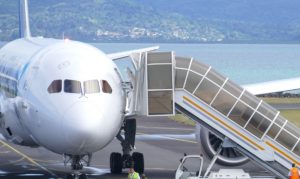 La passerelle approche mais ne touche pas