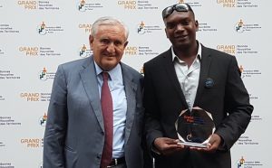 Tanchiki Maore reçoit son prix des mains de Jean-Pierre Raffarin