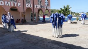 Des barnums prêts à être déployés sur la place de la République