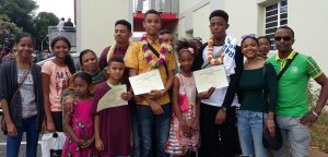 Jeunes et familles, émus et fiers, après leur bac obtenu brillamment