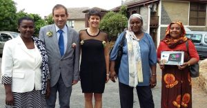 La vice recteur et le préfet avec les membres de l'association Soroptimiste qui offraient des tablettes aux jeunes filles avec une mention très bien