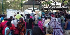 La foule devant le lycée Bamana de Mamoudzou dans l'attente des résultats