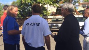 David Hervé, chef de la délégation de dos avec la tenue aux couleurs de Mayotte,  en compagnie de Guillaume Brouste de la ligue de football et Bernard Rubi de la DJSCS