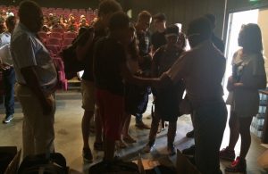 La distribution des équipements aux 92 membres de la délégation de Mayotte, dans la salle du cinéma Alpa Joe ce mardi matin