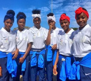 Privées de drapeau L'art de nos footballeuses pour rappeler tout en élégance qu'elles sont bien Mahoraises et Françaises (Photo: Yazidou Maandhui)