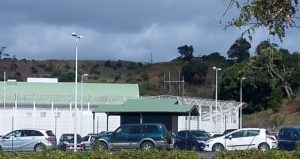 Une partie de l'enceinte du centre pénitentiaire de Majicavo
