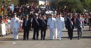 Le colonel de gendarmerie Jean Gouvart, le président Ramadani, le maire Majani, le député ABoubacar, le préfet Veau et les sénateurs Soilihi et Mohamed Soillihi
