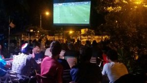 Deux écrans géants au 5/5 à Mamoudzou pour assister à la finale de l'Euro 2016