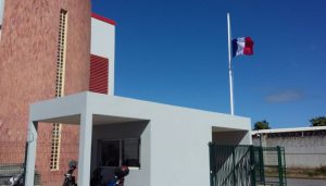 Les drapeaux en berne à Mayotte comme dans tout le pays. Ici, devant le tribunal de Mamoudzou