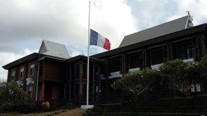 Les drapeaux en berne pour le 3e jour consécutif à Mayotte comme partout en France