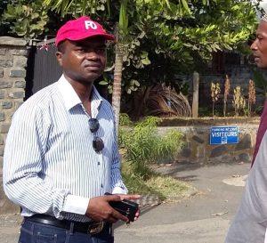 El Anzize Hamidou, secrétaire départemental de l'UD FO devant le siège de la SMAE ce vendredi matin
